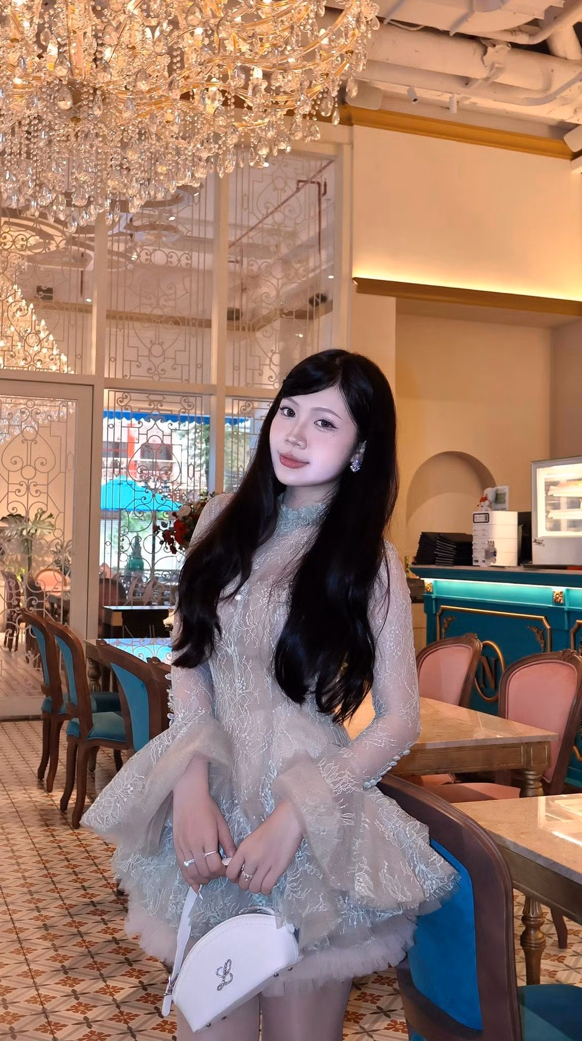 Không thể phủ nhận rằng ngoại hình nổi bật chính là một lợi thế lớn giúp TikToker này thu hút lượng lớn người theo dõi. Có thể thấy, chiếc áo “trong suốt” lần này không chỉ là một lựa chọn thời trang táo bạo, mà còn thể hiện sự đột phá, sẵn sàng phá vỡ giới hạn của các content creator thế hệ mới.