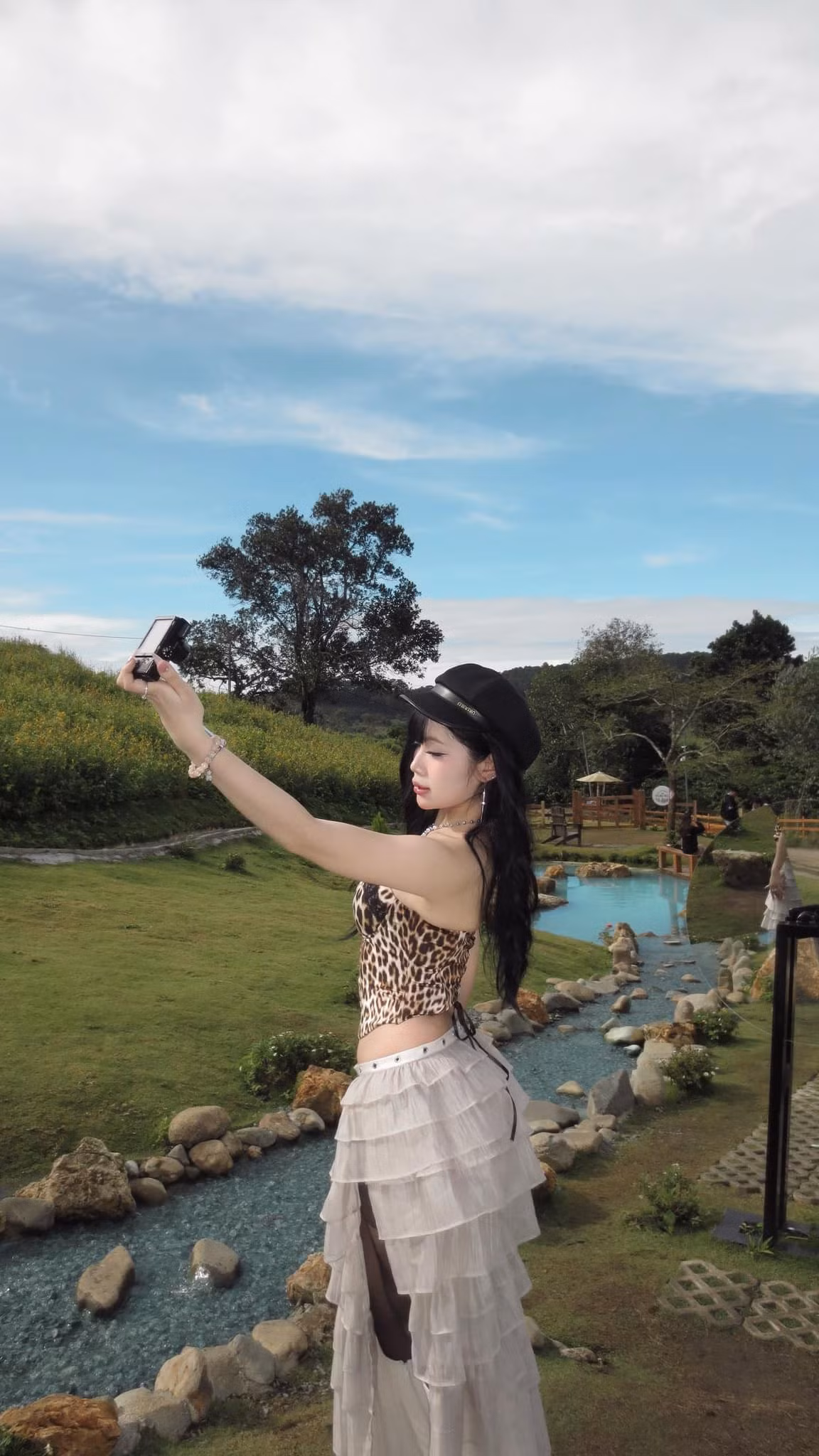 Thay vì chọn những bộ đồ an toàn, TikToker này đã mạo hiểm hơn. Cô nàng thành công phối đồ tinh tế để không vượt qua ranh giới giữa gợi cảm và phản cảm.