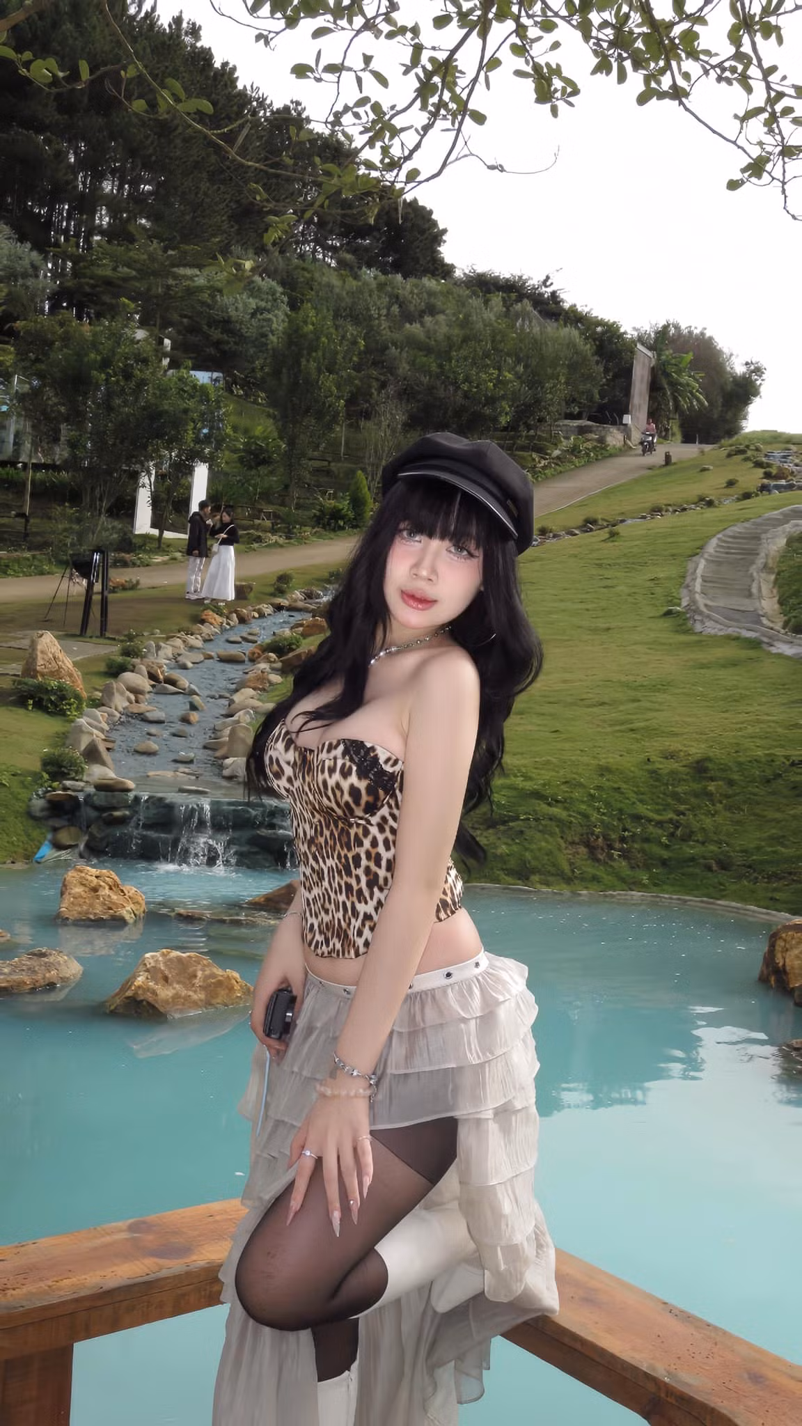 Chiếc corset da beo không chỉ phô diễn vẻ đẹp hình thể một cách có chọn lọc, mà còn cho thấy cá tính thời trang rất riêng, hiện đại, táo bạo nhưng không kém phần thanh lịch.
