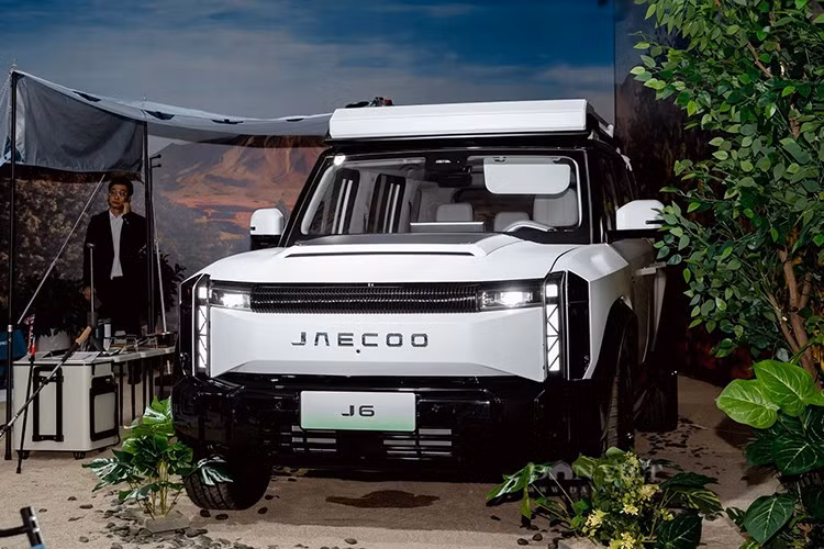 Ngoài Omoda C7, có khả năng Omoda &amp; Jaecoo sẽ đưa thêm mẫu Jeacoo J6 - đàn em của J7 vào thị trường Việt trong khoảng cuối năm 2025.