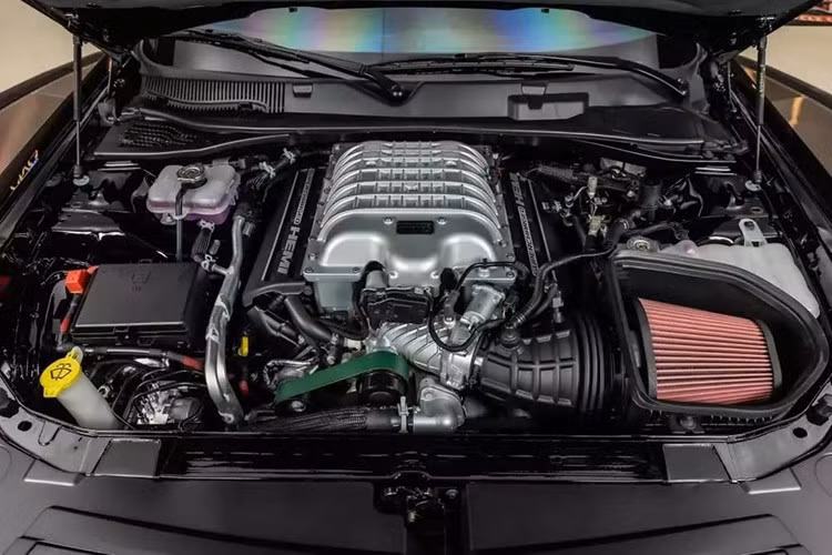 Chiếc xe này có thể tăng tốc từ 0 lên 97 km/h chỉ trong 3,9 giây. Về tốc độ tối đa, Dodge chưa bao giờ công bố bất kỳ thông tin nào về khía cạnh này. Chỉ biết xe sử dụng hộp số tự động 8 cấp dẫn động bánh sau.