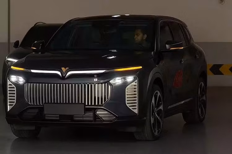 Trước đó, vào tháng 6/2025 - một chiếc xe VinFast bí ẩn đã liên tục bị bắt gặp khi đang chạy thử trên đường phố Việt Nam. Đến nay, chiếc xe này đã lộ diện rõ ràng hơn và nhanh chóng thu hút sự chú ý của dư luận.