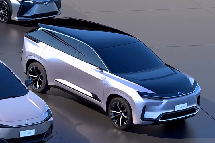 Tâm điểm trong lần “đại tu” này chính là Toyota Highlander – mẫu SUV ăn khách dự kiến sẽ trở thành xe thuần điện từ đầu năm 2026.