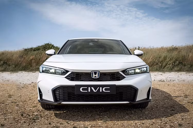 Honda Civic 2026 mới nâng cấp được hàng xe Nhật Bản làm mới phần đầu theo hướng thể thao và sắc nét hơn, với cản trước được thiết kế lại, lưới tản nhiệt trên chỉnh sửa và lưới tản nhiệt dưới mở rộng đáng kể.