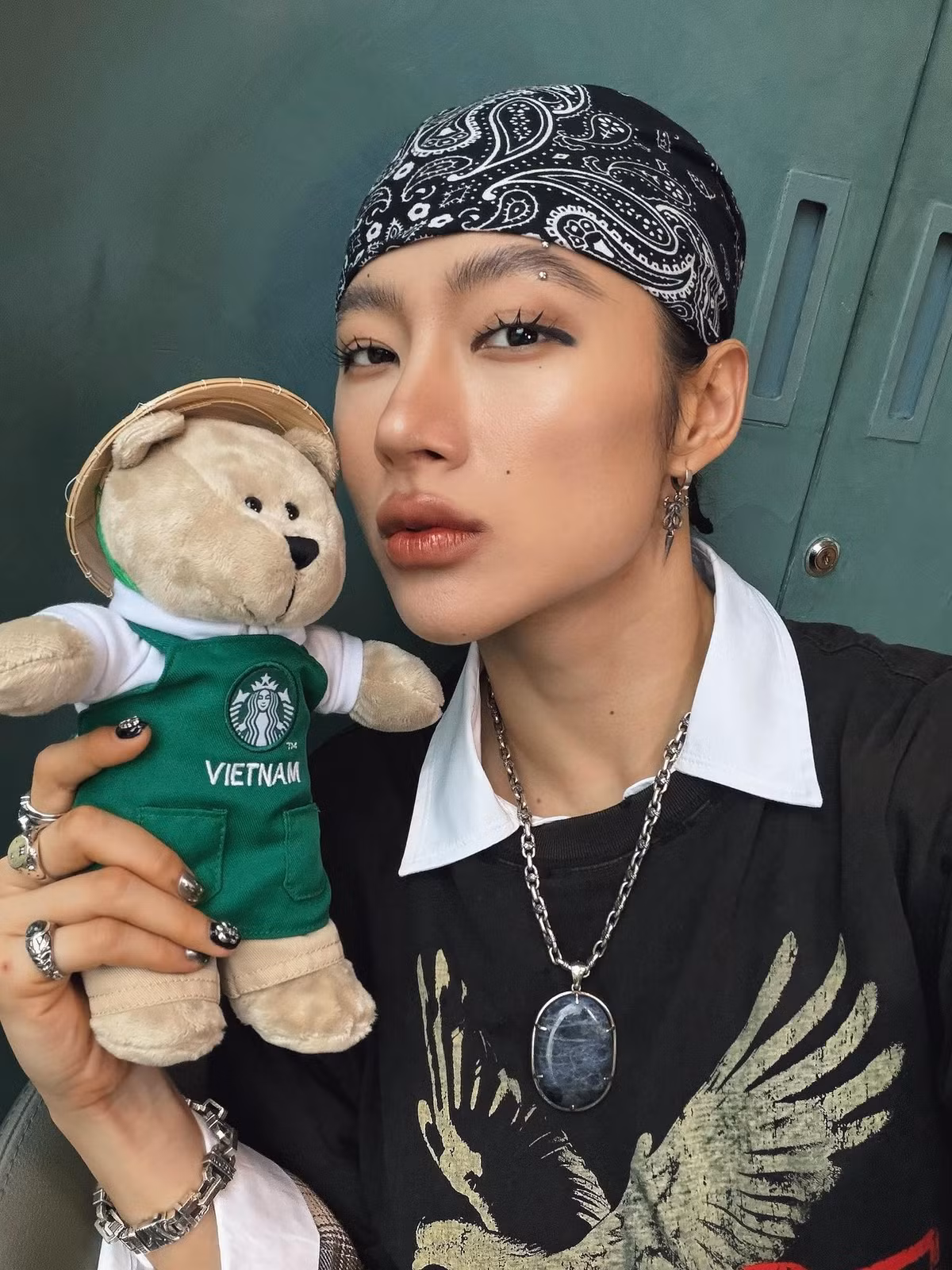 Theo chia sẻ, dù ăn chay trường, Angela Phương Trinh vẫn duy trì nạp đủ khoảng 98 gram protein mỗi ngày, một con số khá cao đối với nữ giới. Toàn bộ khẩu phần ăn của cô được tính toán tỉ mỉ để vừa đảm bảo nguyên tắc ăn chay, vừa đáp ứng nhu cầu phục hồi và phát triển cơ bắp.