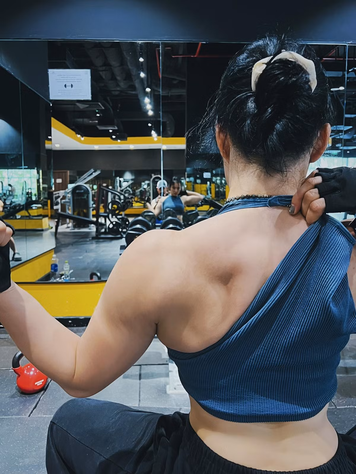 Trên trang cá nhân, Angela Phương Trinh thường xuyên đăng tải video tập luyện cường độ cao cùng huấn luyện viên của mình.
