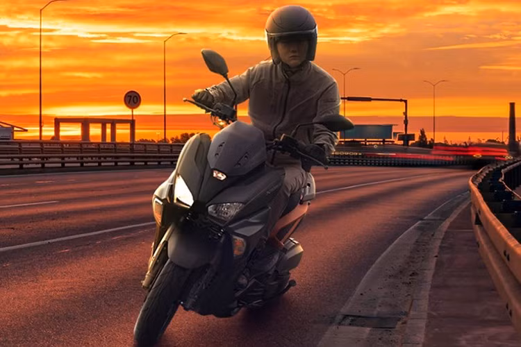 Yamaha X-Force 155 ABS 2025 hiện đang bán ra tại thị trường Nhật Bản với giá 2.800 USD. Dự đoán, mẫu xe này cũng sẽ sớm về Việt Nam cạnh tranh với Honda AirBlade 160 theo dạng nhập khẩu tư nhân.