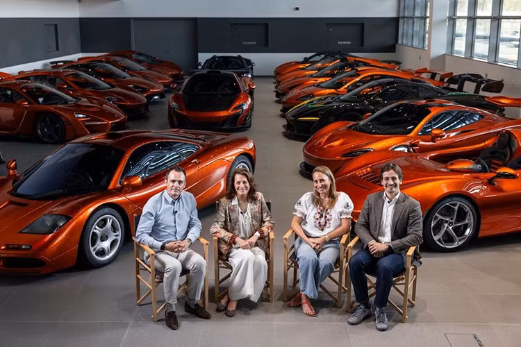 Chủ nhân của bộ sưu tập 20 chiếc siêu xe McLaren này là cố doanh nhân Mansour Ojjeh. Ông là người đồng sáng lập Tập đoàn TAG và bắt đầu đầu tư vào đội đua McLaren F1 từ năm 1984.