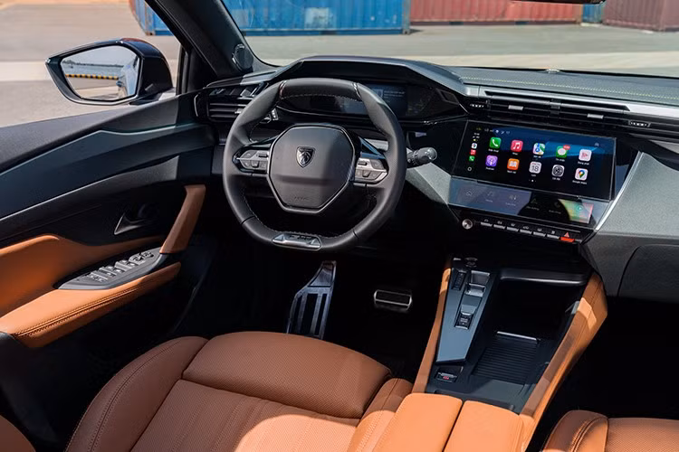 Bên trong nội thất, sự khác biệt dễ thấy nhất là Peugeot 408 Legend Edition bọc da ghế màu da bò chủ đạo, với phần tựa đầu được dập chìm logo của thương hiệu Pháp từ những ngày đầu cùng dòng chữ số "215 Anniversary".
