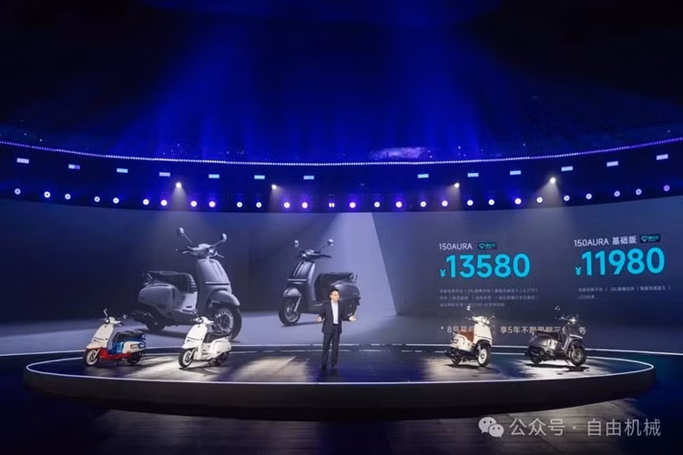 Nhìn thoáng qua, CF Moto Aura 150 2025 mới khá giống với mẫu xe ga Peugeot Django đang bán tại thị trường Việt Nam. Xe sở hữu ngôn ngữ thiết kế đậm chất cổ điển Pháp.