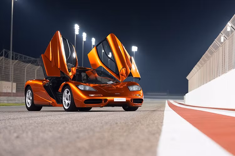 Nổi bật nhất là chiếc McLaren F1 cuối cùng được sản xuất, có ngoại thất màu vàng ánh cam độc quyền, do chính hãng phối màu theo yêu cầu của Ojjeh. Xe mới chỉ lăn bánh khoảng 1.800 km và vẫn giữ nguyên tình trạng như mới xuất xưởng.
