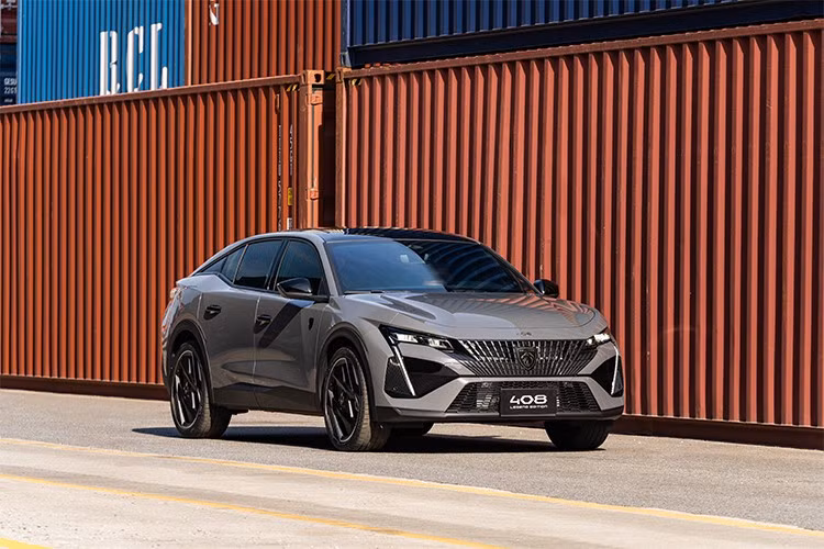 THACO Auto đã chính thức công bố mẫu Peugeot 408 phiên bản kỷ niệm 215 năm ra đời của hãng xe Pháp, mang tên Legend Edition. Có ba phiên bản được mở bán giống như 408 thông thường, gồm có Allure, Premium và GT, mức giá lần lượt 1,039 tỷ; 1,139 tỷ và 1,289 tỷ đồng.