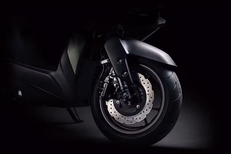 Về sức mạnh, Yamaha X-Force 155 2025 vẫn sử dụng khối động cơ Blue Core 155 cc quen thuộc, tích hợp công nghệ van biến thiên VVA. Đây là động cơ đã được thị trường chứng thực về độ tin cậy và hiệu suất vận hành.