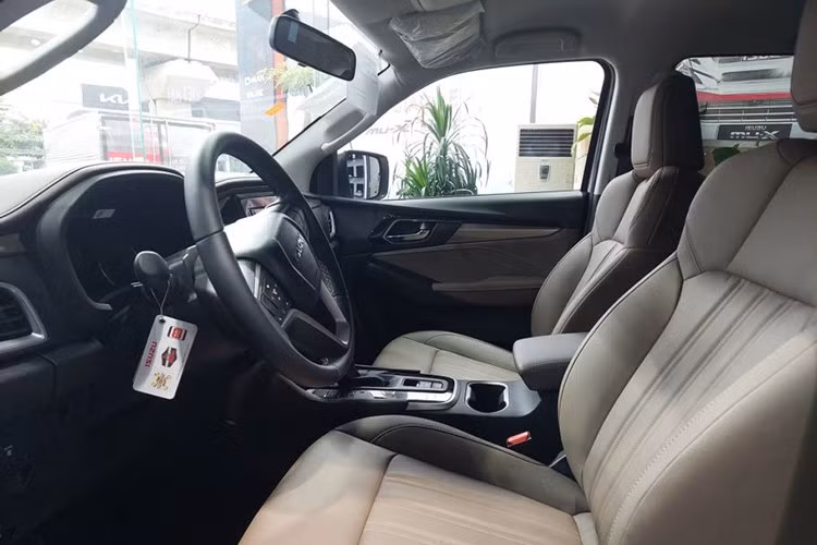 Isuzu mu-X 2025 ra mắt thị trường Việt Nam với 5 phiên bản, cùng giá bán từ 928 triệu đến 1,269 tỷ đồng. Đây là bản nâng cấp giữa vòng đời, không thay đổi về khung gầm hay hệ truyền động, nhưng có một số tinh chỉnh ở thiết kế và trang bị.
