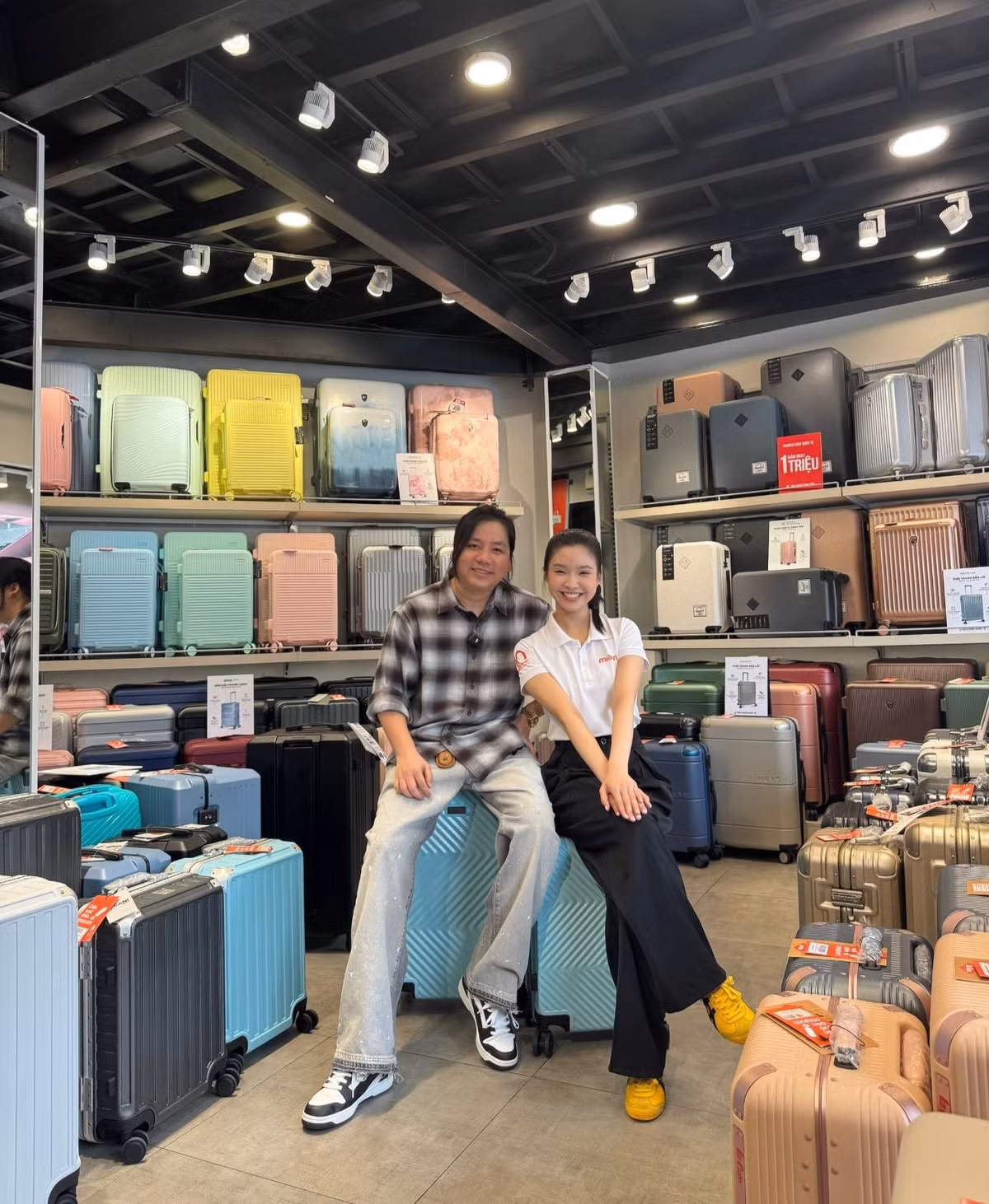 Ở phần bình luận, Khoa Pug thổ lộ rằng muốn đợi chân khỏe hơn để thực hiện các chuyến từ thiện lớn lên vùng cao, vì hiện tại "dặt dẹo, leo trèo không nổi".