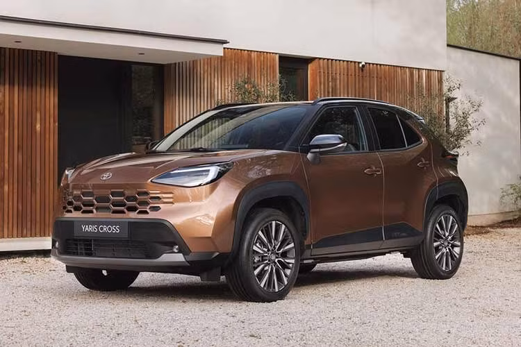 Hãng xe Nhật Bản vừa hé lộ mẫu xe SUV đô thị cỡ nhỏ Toyota Yaris Cross 2027. Ở lần nâng cấp nay, Toyota tập trung vào việc tinh chỉnh diện mạo và nâng cao cảm giác cao cấp cho Yaris Cross 2027, trong khi vẫn duy trì triết lý thiết kế nhỏ gọn, linh hoạt đặc trưng của dòng xe dành cho đô thị.
