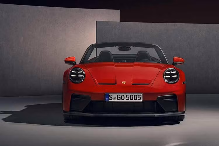 Cơ chế mui xe phức tạp hơn sẽ làm tăng trọng lượng, nhưng Porsche tuyên bố GT3 S/C chỉ nặng hơn 30 kg so với bản Speedster. 911 S/C dành cho thị trường Mỹ nặng 1.507 kg, trong khi bản cho châu Âu nhẹ hơn chỉ 1.497 kg. Đây cũng là chiếc 911 mui trần đầu tiên sử dụng hệ thống treo tay đòn kép ở trục trước. Khung gầm được tinh chỉnh để tương đồng với phiên bản coupe 911 GT3 với gói Touring Package.
