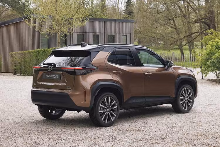 Dựa trên nền tảng khung gầm TNGA, Yaris Cross phiên bản nâng cấp không thay đổi quá nhiều về cấu trúc tổng thể mà tập trung vào các điểm nhấn ngoại thất. Phần đầu xe gây chú ý với lưới tản nhiệt và cản trước được tạo hình lại theo họa tiết tổ ong, mang đến phong cách năng động hơn so với bản tiền nhiệm.