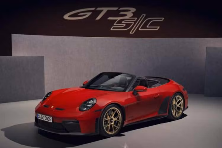 Theo bảng chi tiết cấu hình được chia sẻ, tổng giá trị của chiếc Porsche 911 GT3 S/C này đạt mức gần 425.000 USD (khoảng 11,18 tỷ đồng). Đáng chú ý, chủ nhân của xe đã chi tới hơn 56.000 USD (khoảng 1,48 tỷ đồng) chỉ riêng cho các trang bị tùy chọn thêm.