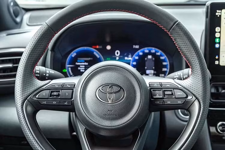 Hệ dẫn động cầu trước vẫn là trang bị tiêu chuẩn trên dòng xe này. Tuy nhiên, để đáp ứng nhu cầu vận hành trong các điều kiện thời tiết phức tạp tại châu Âu, Toyota cung cấp thêm tùy chọn dẫn động bốn bánh thông minh AWD-i.