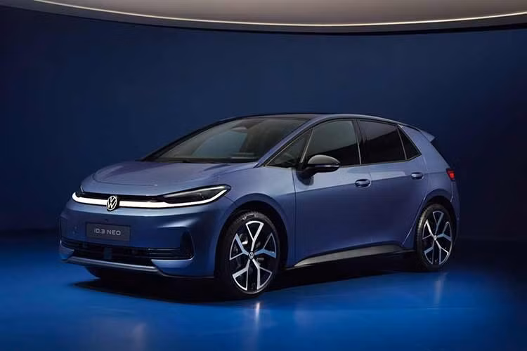 Volkswagen ID.3 đã lần đầu ra mắt vào năm 2019 và từng trải qua một đợt nâng cấp nhẹ vào năm 2023. Dù ID.3 Neo 2026 không phải là thế hệ hoàn toàn mới nhưng đây là bản cập nhật toàn diện nhằm giúp xe duy trì khả năng cạnh tranh trước sự gia tăng nhanh chóng của các đối thủ đến từ Trung Quốc.