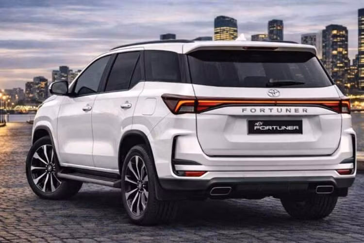 Ở thế hệ mới, Fortuner được kỳ vọng có sự thay đổi rõ rệt về ngoại hình theo hướng hiện đại và mạnh mẽ hơn. Phần đầu xe dự kiến sở hữu thiết kế sắc nét với cụm đèn LED thanh mảnh, lưới tản nhiệt mở rộng và cản trước được tạo hình cơ bắp.