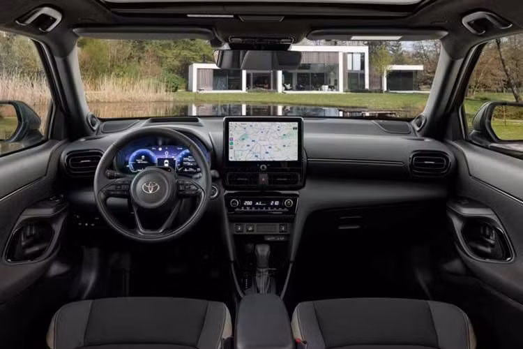 Về mặt kỹ thuật, Toyota Yaris Cross tại thị trường châu Âu tiếp tục kiên định với cấu hình động cơ lai điện. Xe được trang bị khối động cơ xăng dung tích 1.5L kết hợp cùng mô tơ điện, cung cấp dải công suất đầu ra từ 116 mã lực đến 130 mã lực, tùy phiên bản.