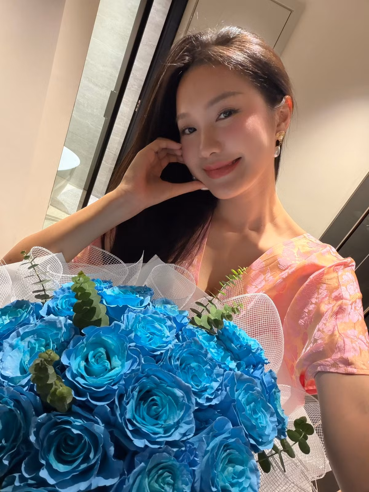 Thiết kế cổ chữ V của chiếc váy giúp Hải My khoe khéo xương quai xanh gợi cảm cùng vòng một nóng bỏng, vẻ dịu dàng, ngọt ngào bên đoá hoa khiến netizen mê mẩn ngắm nhìn. Ảnh sử dụng trong bài: FBNV