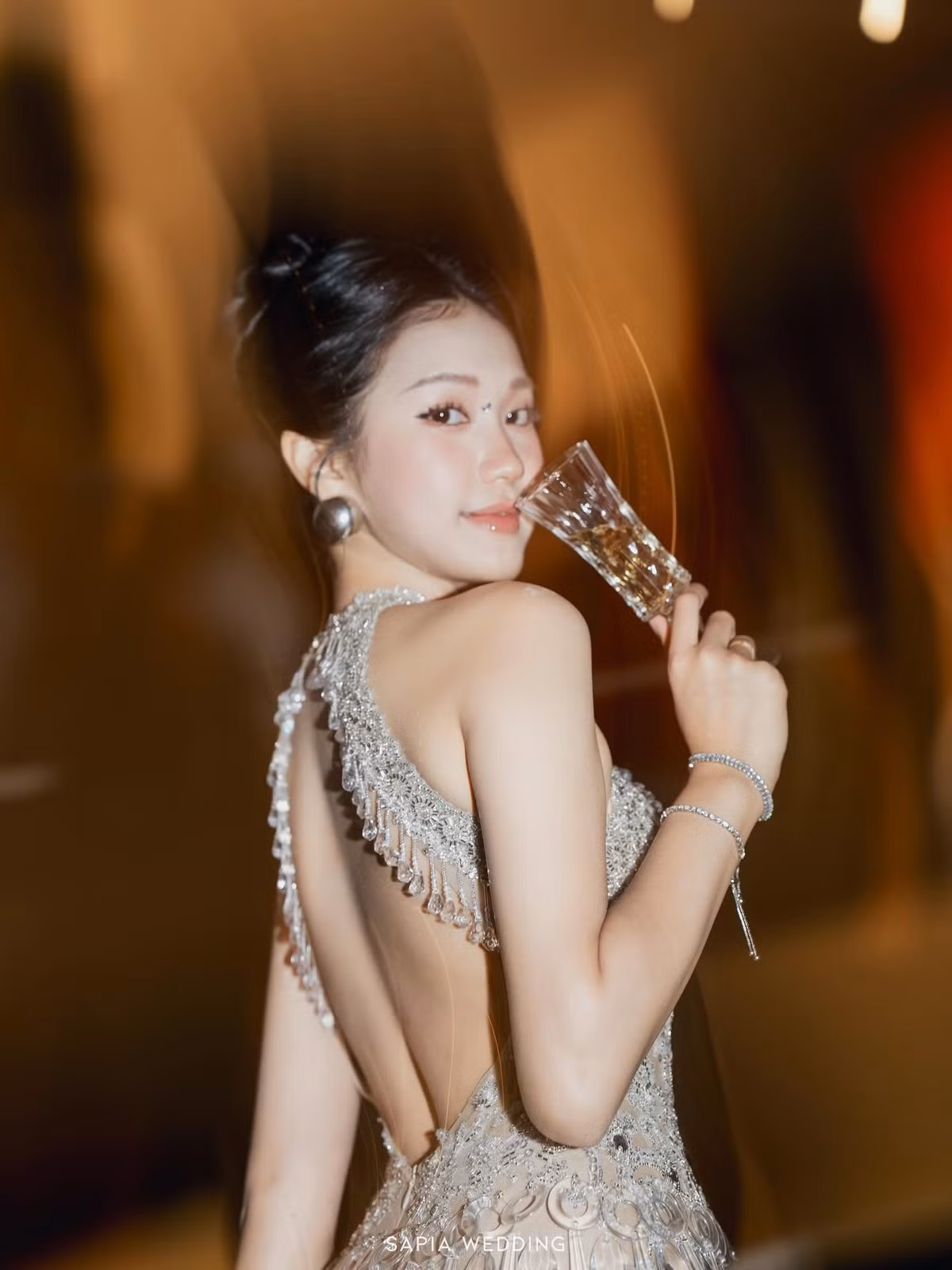 Mới đây, Doãn Hải My - bà xã cầu thủ Đoàn Văn Hậu khiến mạng xã hội "dậy sóng" chỉ với vài khung hình mới trong bộ ảnh kỉ niệm 2 năm ngày cưới của cặp đôi. Nàng WAGs khiến dân tình phải thốt lên: "Quá đẹp, không điểm nào chê nổi!".