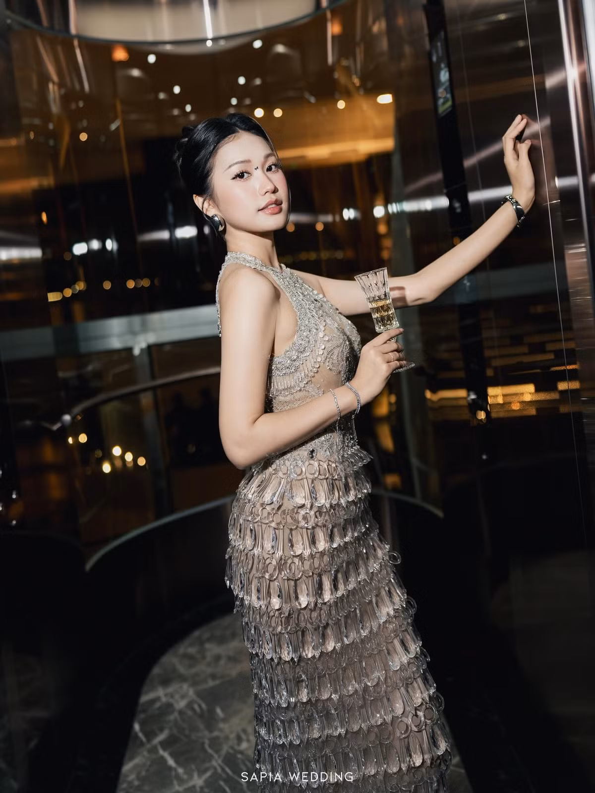 Bộ váy ôm sát giúp cô phô diễn trọn vẹn đường cong quyến rũ và vóc dáng cân đối dù đã là mẹ bỉm. Cầm ly rượu trên tay, bước đi giữa không gian sang trọng, Doãn Hải My như nàng tiểu thư bước ra từ những bộ phim điện ảnh "đậm mùi tiền", vừa kiêu sa, vừa ngọt ngào.