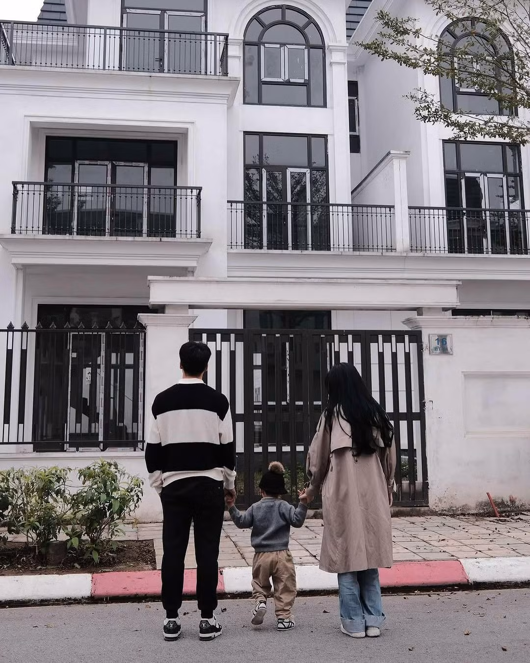 Qua những thước phim ngắn được bà xã Thành Chung chia sẻ, không khó để nhận ra biệt thự của cặp đôi có giá trị đắt đỏ.