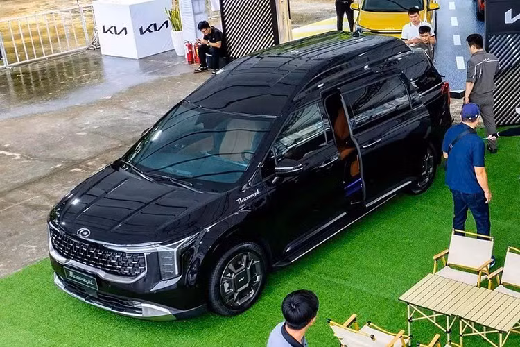 Không chỉ bổ sung hàng ghế VIP cho Carnival, Kia Việt Nam còn trưng bày phiên bản sang trọng hơn của dòng MPV cỡ lớn này trong sự kiện Kia Day diễn ra từ ngày 27-29/9/2025. Phiên bản mới này được gọi bằng cái tên Thacoroyal. Tuy nhiên, trên thực tế, đây chính là Kia Carnival Hi Limousine mới ra mắt ở thị trường Hàn Quốc.