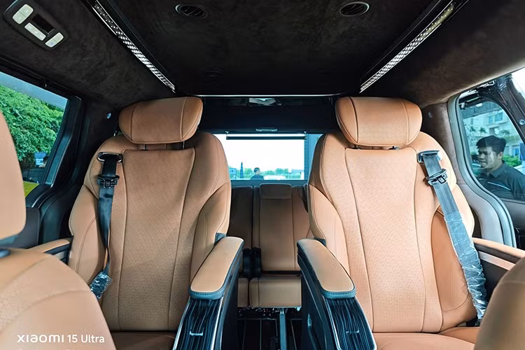 Khác với tùy chọn ghế VIP mới được bổ sung cho Kia Carnival 1.6 Turbo HEV Signature 7S, cặp ghế thương gia của Carnival Thacoroyal không đi kèm 4 màn hình cảm ứng tích hợp vào các bệ tì tay. Thay vào đó, bệ tì tay chỉ đi kèm các nút bấm để chỉnh ghế.