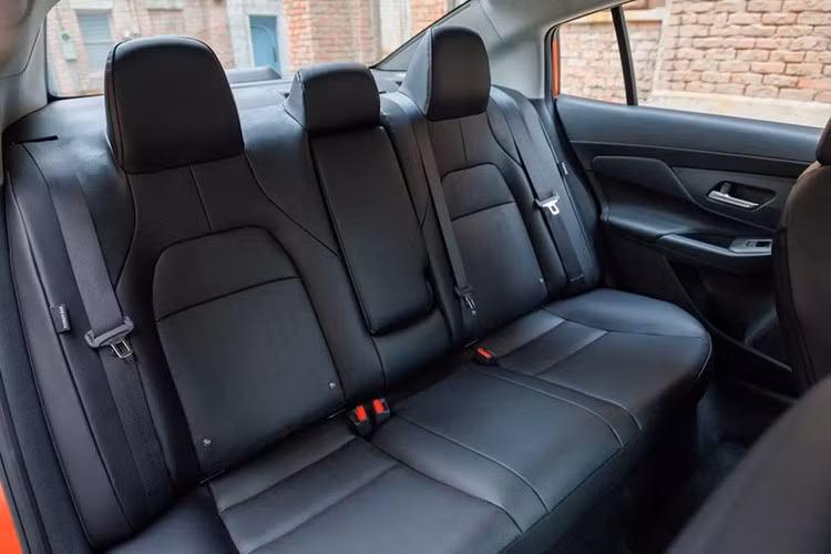 Với nội và ngoại thất hoàn toàn mới, Sentra 2026 đã che giấu nền tảng khung và máy cũ. Vậy nên tùy chọn hệ động lực duy nhất cho chiếc xe ở thời điểm này là động cơ 4 xi-lanh thẳng hàng 2.0 lít hút khí tự nhiên cũ kỹ.