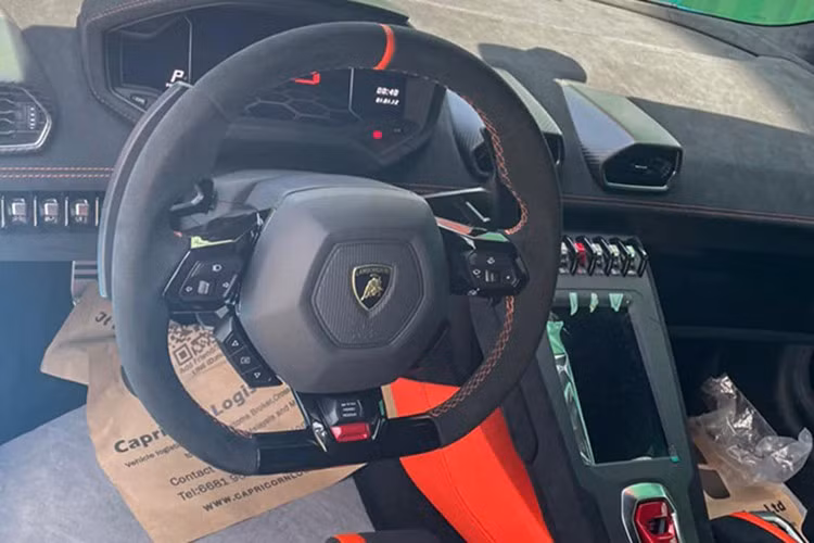 Lamborghini Huracan STO vẫn sở hữu khối động cơ V10, dung tích 5.2 lít có sức mạnh tương đương bản EVO khi sản sinh ra công suất tối đa 640 mã lực, mô-men xoắn cực đại chỉ 565 Nm nhưng họ đã cải tiến lại hệ thống treo, ống xả và nhiều công nghệ của xe đua khác.