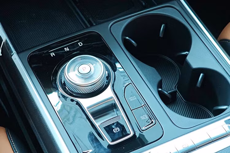 Về ngoại thất, Kia Carnival Thacoroyal không khác biệt nhiều so với bản thường. Xe cũng được trang bị cụm đèn pha/đèn hậu nằm dọc, dải đèn LED định vị ban ngày với thiết kế bản đồ sao đặc trưng, lưới tản nhiệt vuông vức và mâm hợp kim mới.