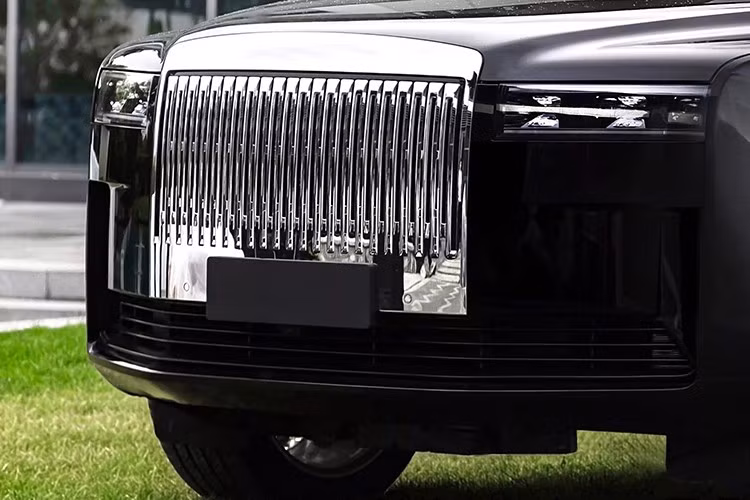 Tuy nhiên, tin buồn là mẫu SUV hạng sang của Trung Quốc này lại giống Rolls-Royce Cullinan hơn người ta tưởng. Thiết kế của xe gần như được bê nguyên từ mẫu SUV siêu sang Anh quốc, từ lưới tản nhiệt khổng lồ mạ crôm với nan dọc, đèn pha hình chữ nhật, đuôi xe vuông vức cho đến đèn hậu đặt dọc.