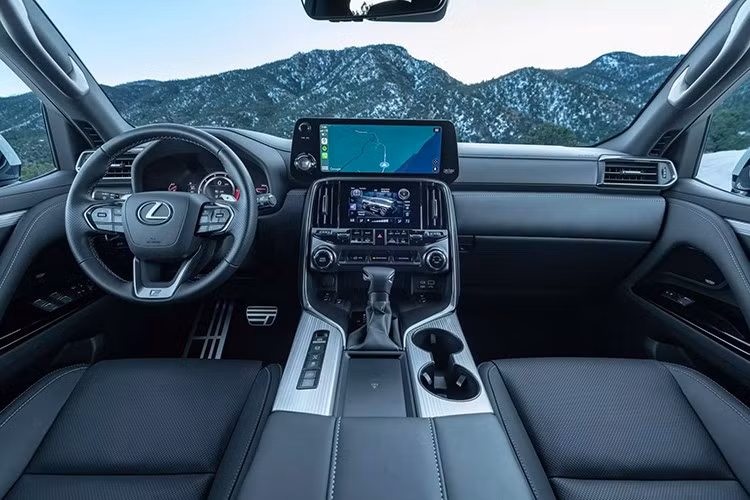 Bên trong, Overtrail vẫn giữ nguyên bản chất Lexus. Da bán aniline, đường chỉ khâu màu nâu đá Stone Brown và ốp gỗ Black Open Pore tạo nên một khoang cabin vừa sang trọng vừa bền bỉ. Thêm vào đó là lớp lót sàn chắc chắn và bộ biến tần 2.400W tích hợp, trở thành một căn cứ di động cho những nhà thám hiểm cao cấp.