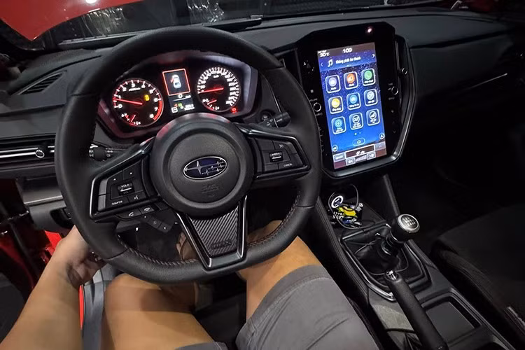 "Trái tim” của mẫu xe thể thao Subaru BRZ là động cơ boxer 4 xy-lanh 2.4L hút khí tự nhiên, công suất 234 mã lực và mô-men xoắn cực đại 250 Nm.