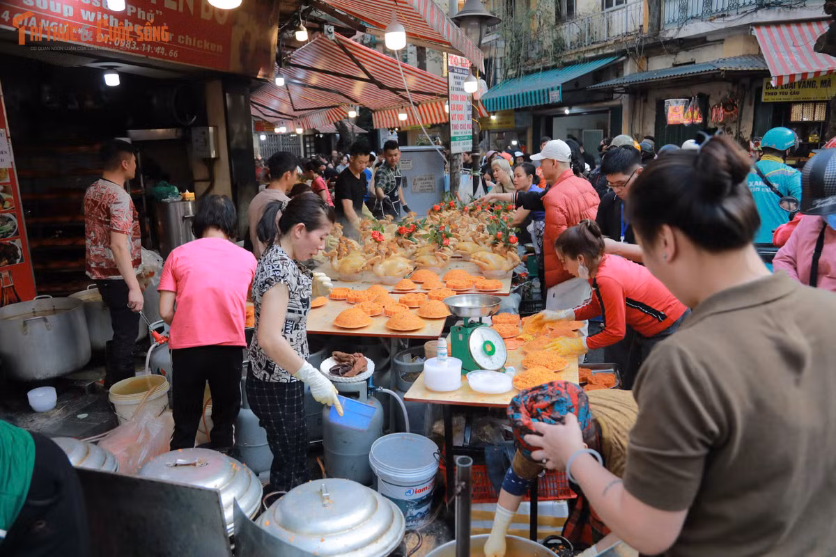 Những hình ảnh xếp hàng từ sớm, dòng người tay xách nách mang những con gà đỏ tươi, xôi gấc thơm phức… cho thấy niềm háo hức của người dân chuẩn bị đón Tết Nguyên đán mỗi năm.