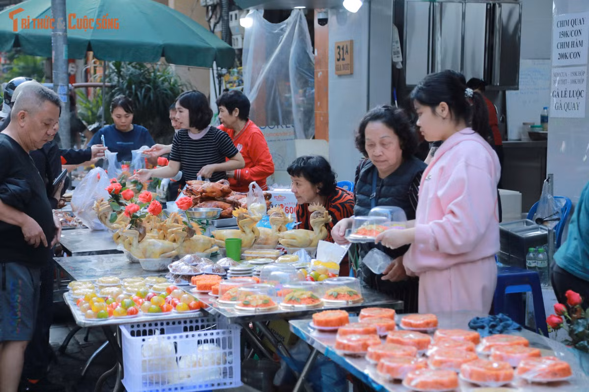 Việc người Hà Nội xếp hàng chờ mua gà lễ từ tinh mơ mỗi dịp Tết không chỉ phản ánh nhu cầu chuẩn bị lễ vật mà còn thể hiện sự gìn giữ những phong tục lâu đời trong đời sống văn hóa người Việt. Tết đến, Xuân về – những giá trị truyền thống này càng được trân trọng và lan tỏa trong cộng đồng.