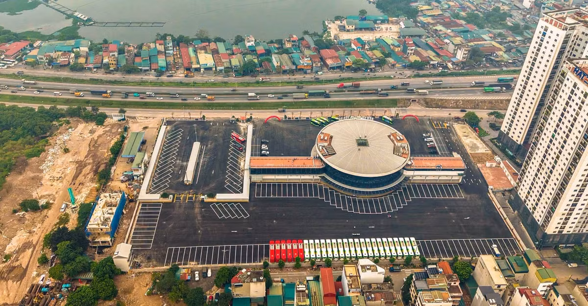 Cùng nhìn ảnh từ trên cao của Bến xe khách Yên Sở cùng báo Tri thức và Cuộc sống. Ảnh sử dụng trong bài: Bến xe Yên Sở Hà Nội.