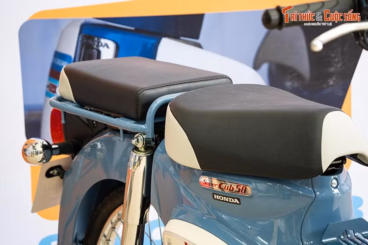 Honda Super Cub 50 Final Edition có các kích thước dài x rộng x cao lần lượt 1.860 x 695 x 1.040 mm, chiều dài cơ sở 1.210 mm. Khối lượng bản thân của xe đạt 96 kg. Honda Super Cub 50 Final Edition sở hữu ngoại thất màu Trắng phối Xanh bonnie, yên xe dạng đôi tách rời.