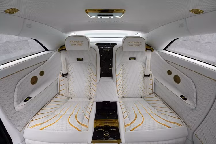 Có thể thấy, Mansory không tiếc chi phí trong việc biến chiếc Spectre thành một kiệt tác thực sự. Chiếc xe này sẽ rất được ưa chuộng tại các quốc gia Trung Đông, nơi yêu thích các món đồ xa xỉ và nổi bật.