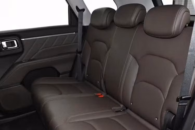 Xingguang 560 có cấu hình nội thất 5 chỗ và 7 chỗ. Tựa lưng hàng ghế trước có thể ngả phẳng, tạo không gian nghỉ tạm thời liền mạch với hàng ghế thứ hai. Hàng ghế thứ hai có thể ngả tối đa 128 độ, phù hợp cho các chuyến đi dài. Hàng ghế sau gập tỷ lệ 40:60, giúp mở rộng khoang hành lý hoặc chở vật dụng dài.