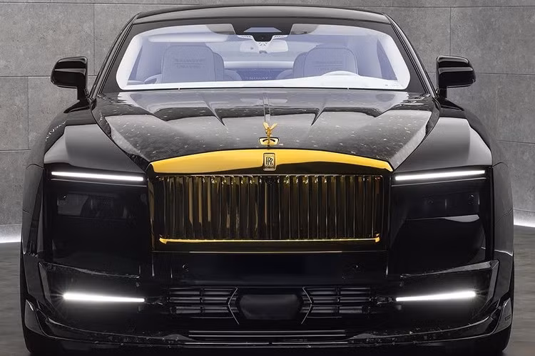 Với thiết kế này, Mansory đã tạo ra một chiếc xe không chỉ để di chuyển, mà còn để thu hút ánh nhìn và chứng tỏ đẳng cấp. Mặc dù chiếc Equista Linea d'Oro có thể không phải là lựa chọn cho những ai tìm kiếm sự tinh tế và thanh lịch, nhưng chắc chắn nó sẽ là một tuyên ngôn mạnh mẽ về sự giàu có và quyền lực.