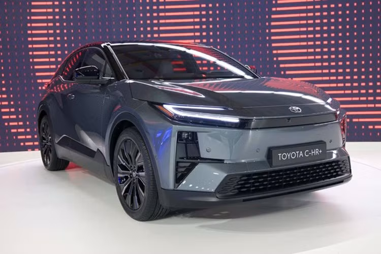 Toyota C-HR+ 2026 chạy điện là thế hệ hoàn toàn mới của dòng C-HR, được phát triển trên nền tảng e-TNGA – tương tự như mẫu SUV điện bZ4X – nhằm nâng tầm dòng xe này lên phân khúc cao hơn, cả về hiệu suất lẫn trang bị.