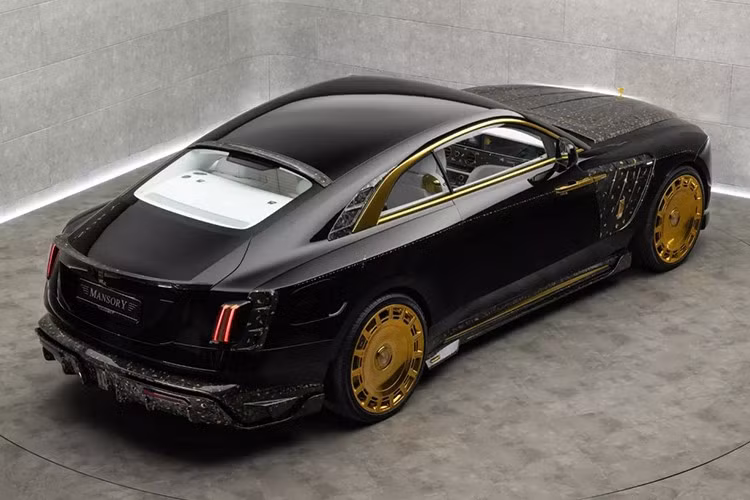 Không giống như các bản độ trước của Mansory dành cho những chiếc Rolls-Royce điện, Equista Linea d'Oro không chỉ được trang bị bộ vỏ sợi carbon quen thuộc, mà còn được dát vàng lộng lẫy cả trong và ngoài xe, tạo nên một tuyệt phẩm xa xỉ.