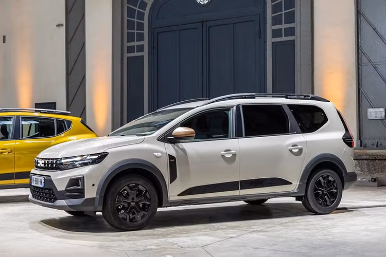 Tại Vương quốc Anh, Dacia cung cấp mẫu Sandero 2026 với động cơ TCe 100, sản sinh công suất 100 mã lực. Phiên bản Sandero Stepway 2026 mạnh mẽ hơn một chút với động cơ TCe 110, có công suất 110 mã lực. Sandero là mẫu xe có giá cả phải chăng nhất đang được bán tại Anh.