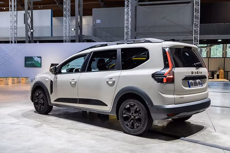 Giá xe Dacia Sandero 2026 cho các phiên bản Essential, Expression và Journey. Giá bán của các phiên bản này lần lượt là £14,765 ($19,788), £15,765 ($21,128) và £17,065 ($22,871), rẻ nhất 519 triệu đồng và đắt nhất là 600 triệu đồng.